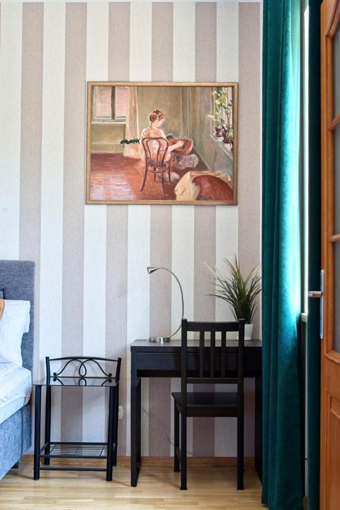 Spacious Apt by Airport Train Old Town - Tap to explore photos