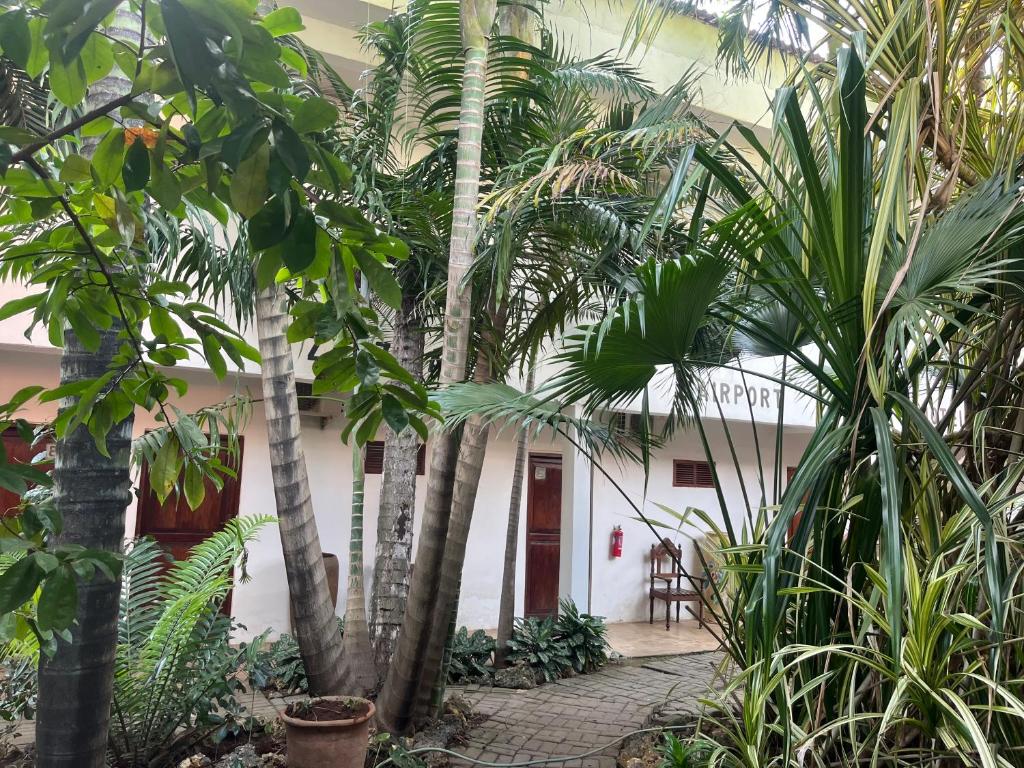 27 Cafe Zanzibar Airport Hotel - Tap to explore photos