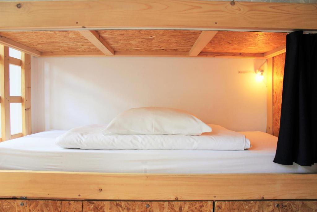 Номер (Кровать в общем 6-местном номере для мужчин и женщин), Lookout Lisbon Hostel