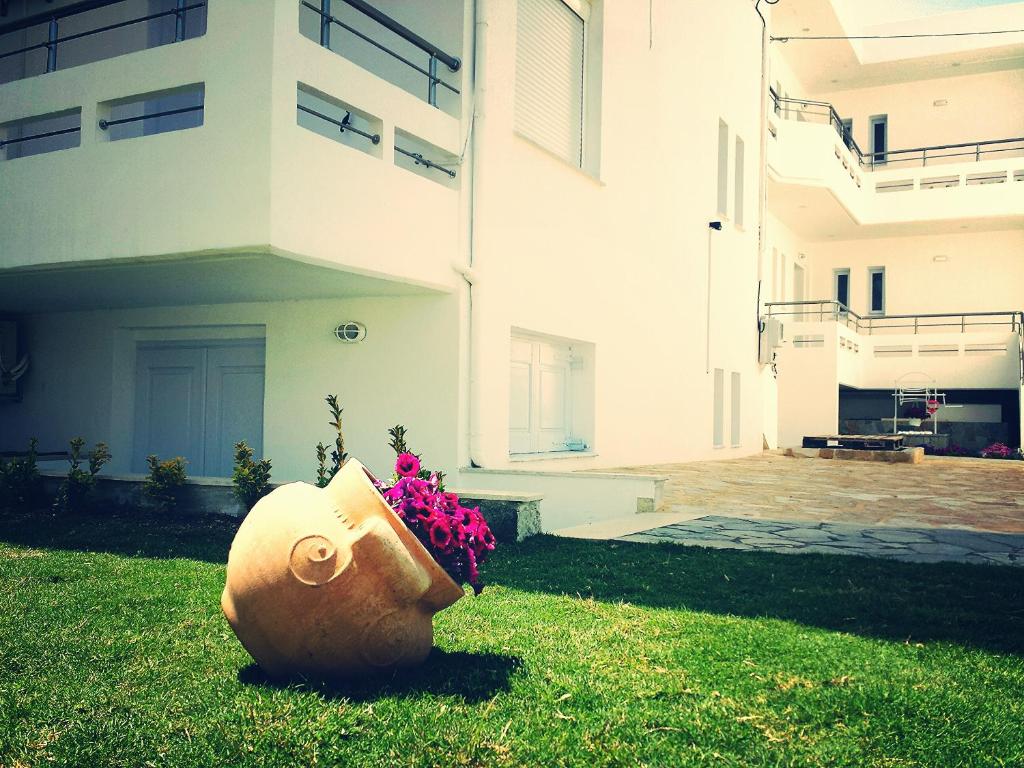 Crown Apartments photo 2