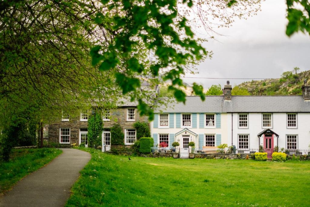 Ty Afon, River House - Tap to explore photos