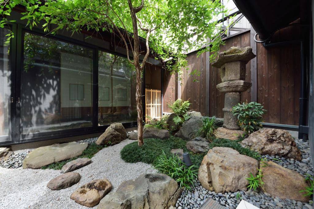 Takeya Kitano Honkan - Tap to explore photos