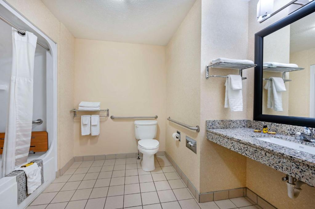 Best Western Plus Howe Inn - Tap to explore photos