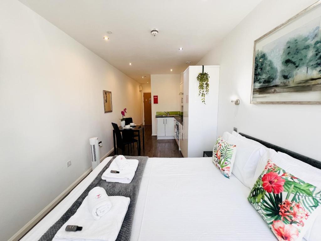 Fox House, Studio Apartments - Tap to explore photos