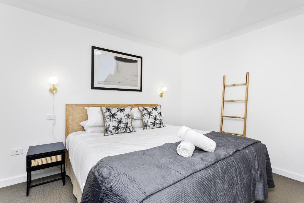 Urban Boho Chic 2BR Retreat w Balcony, Perth CBD - Tap to explore photos