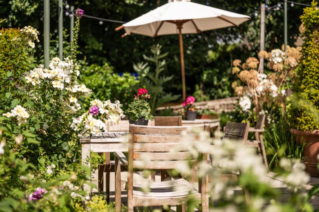 The Wheatsheaf Inn - Tap to explore photos