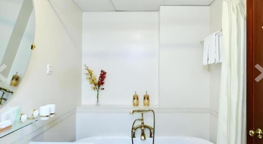 The White Hotel 8A Thai Van Lung - Tap to explore photos