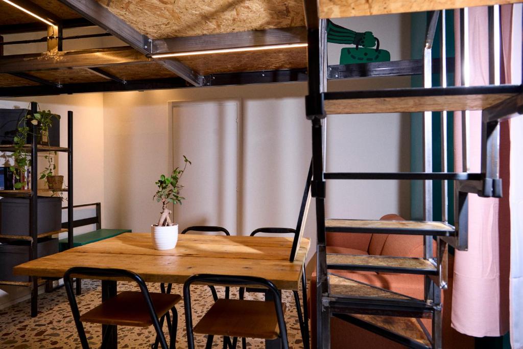 Madama Hostel & Bistrot - Tap to explore photos
