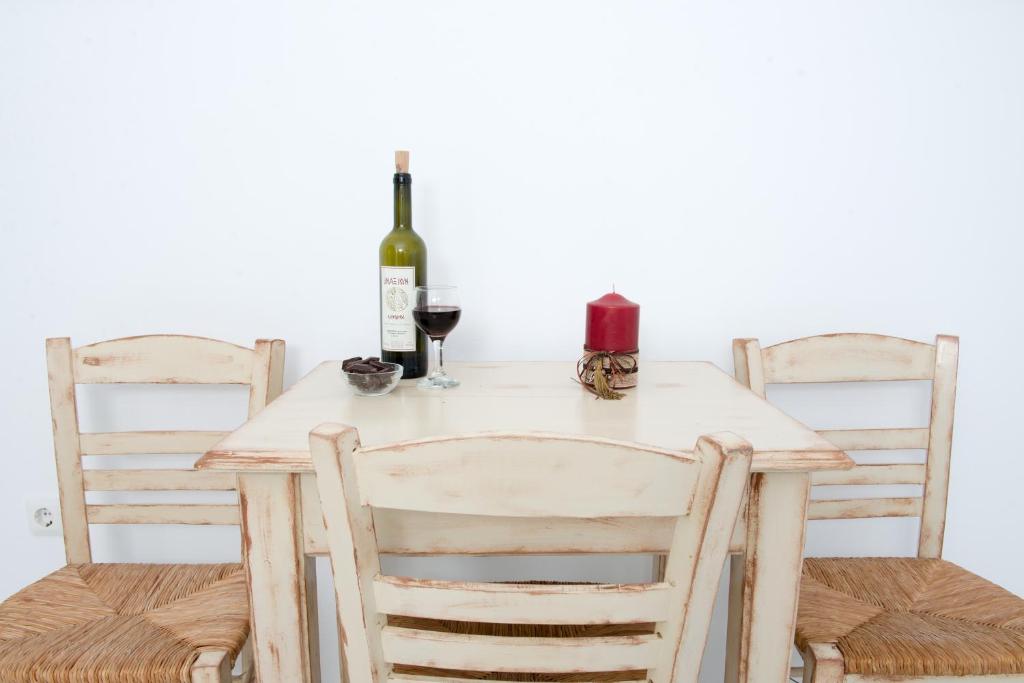 Студио (Economy Studio with Private Terrace (Semi-Basement)), Fragias Boutique Studios & Apartments