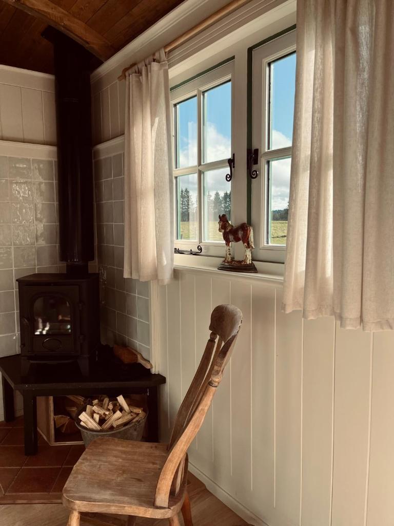 The Green Shepherd, a charming authentic cabin surrounded by beautiful countryside - Tap to explore photos