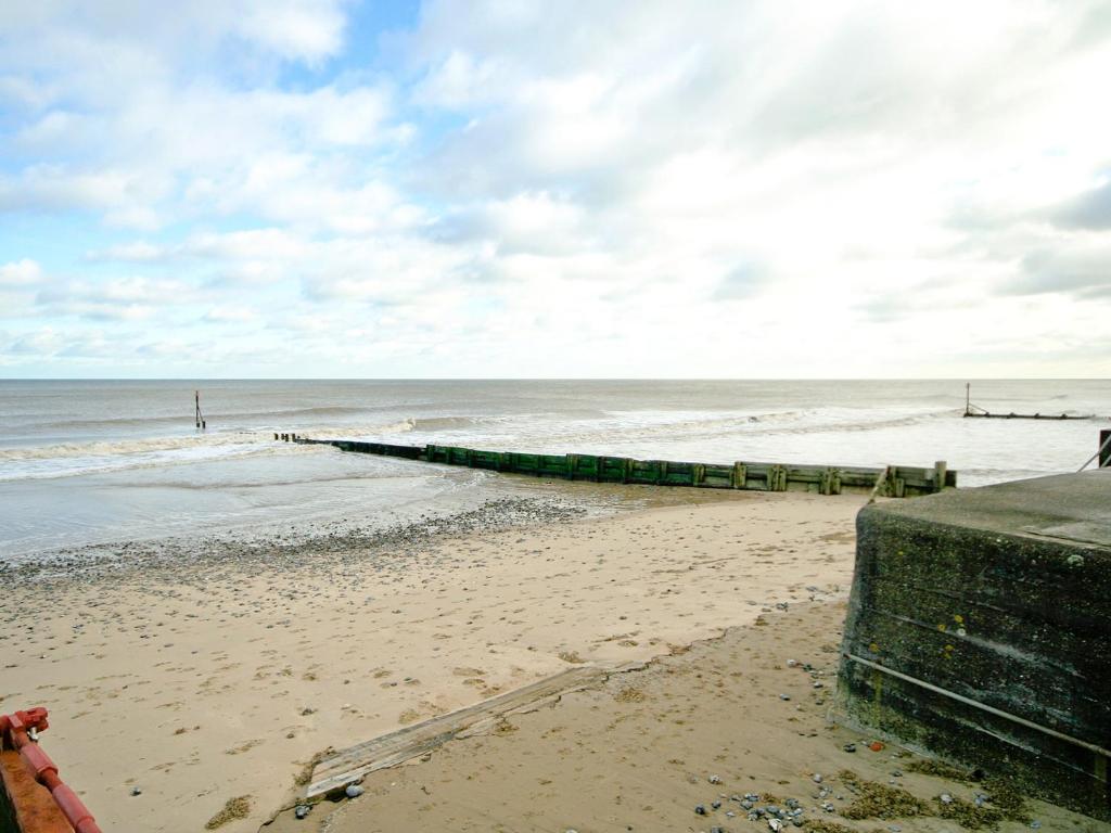 Beach Retreat - E5558 - Tap to explore photos