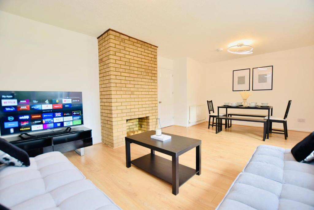 Spacious Central Oxford Detached Home - Tap to explore photos