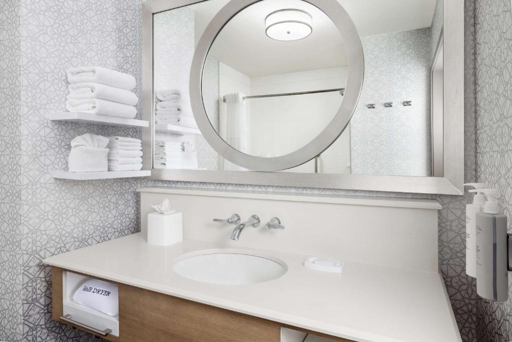 Hampton Inn & Suites by Hilton Napa Room Type - Queen Room with Two Queen Beds with River View - Non-Smoking Hampton Inn & Suites by Hilton Napa Room Type - Queen Room with Two Queen Beds with River View - Non-Smoking