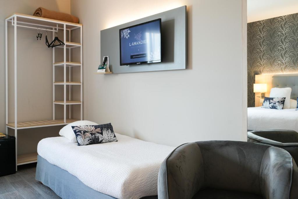 Logis Hôtel l'Amandier Room Type - Family Room