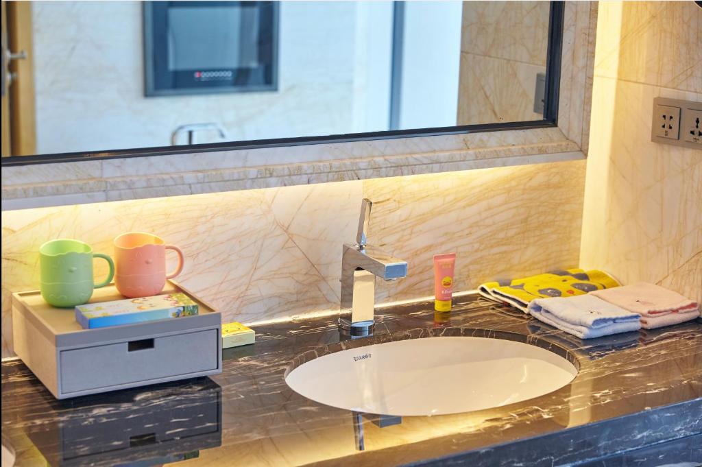 Hilton Dalian Room Type - KING FAMILY SUITE SEAVIEW