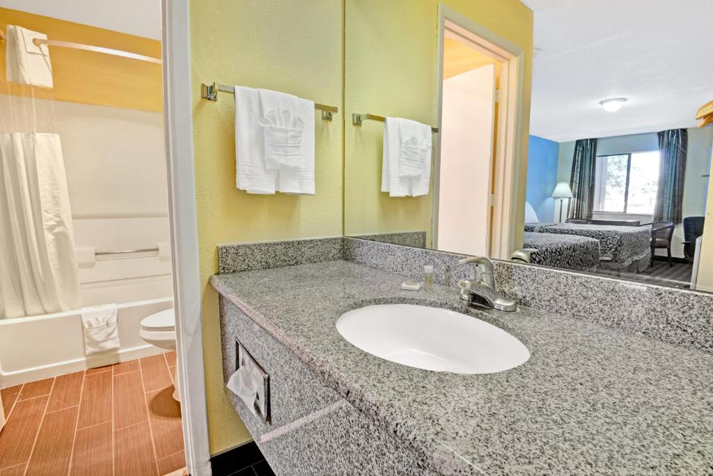 Days Inn by Wyndham Albuquerque West - Tap to explore photos