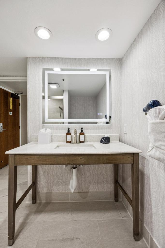 456 Embarcadero Inn & Suites - Tap to explore photos