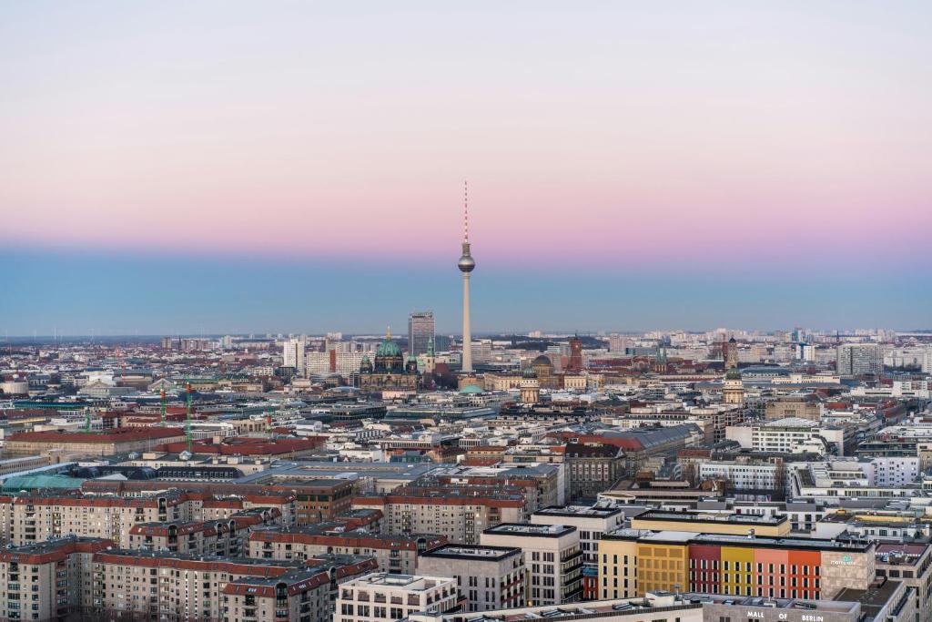 Luxurious Urban Living - Premium Downtown Apartments next to HBF, Berlin