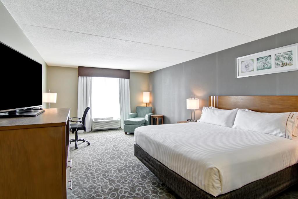 Holiday Inn Express & Suites Oshawa Downtown - Toronto Area, an IHG Hotel photo 1