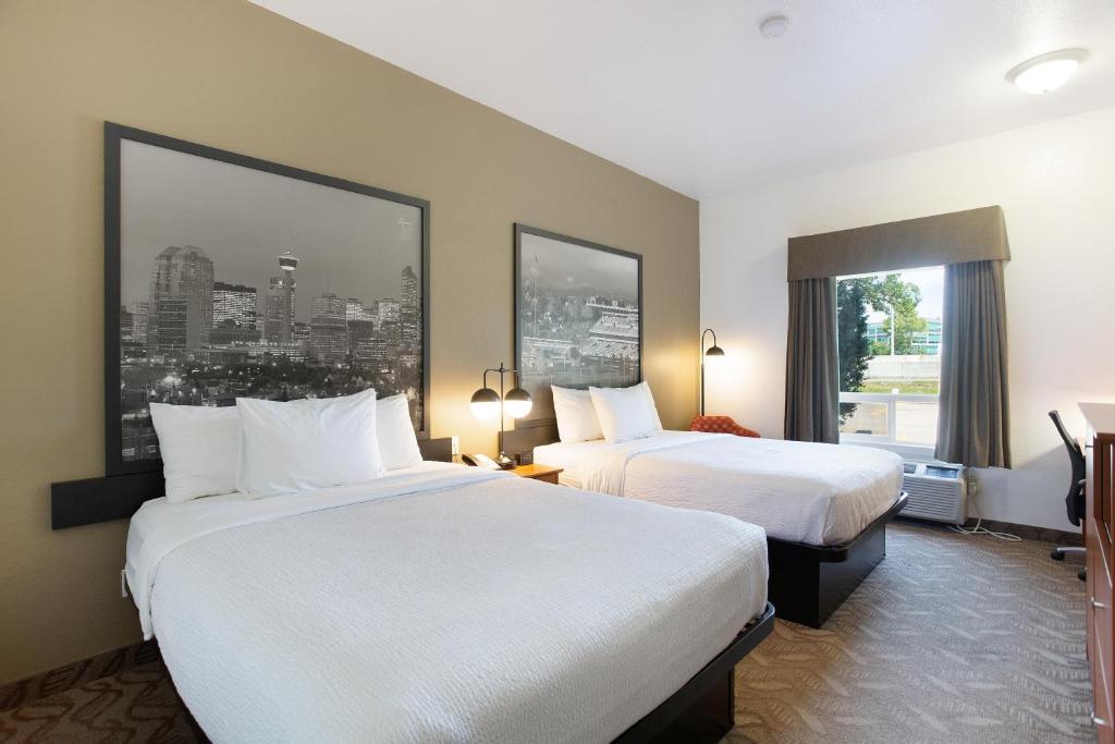 Super 8 by Wyndham Calgary Shawnessy Area Room Type - 2 Queen Beds, Non-Smoking