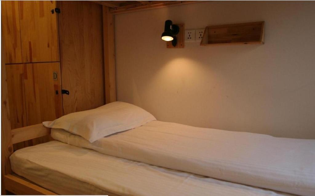 Номер (Односпальная кровать в 4-местном общем мужском номере), Shanghai Blue Mountain Bund Youth Hostel