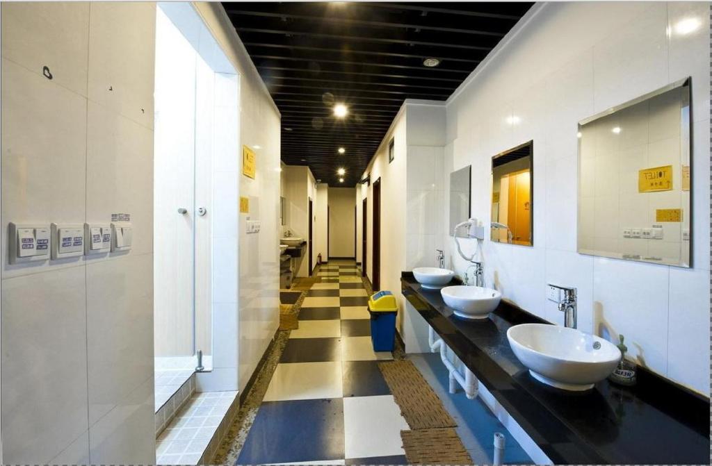 Номер (Односпальная кровать в 4-местном общем мужском номере), Shanghai Blue Mountain Bund Youth Hostel