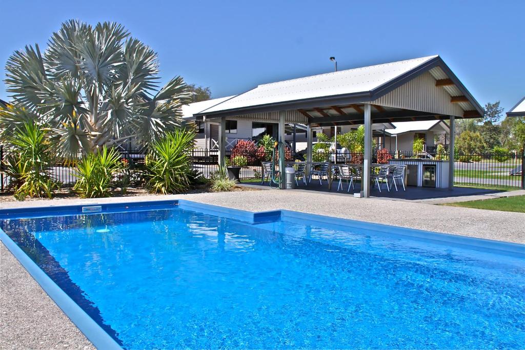 Barcaldine Country Motor Inn - Tap to explore photos