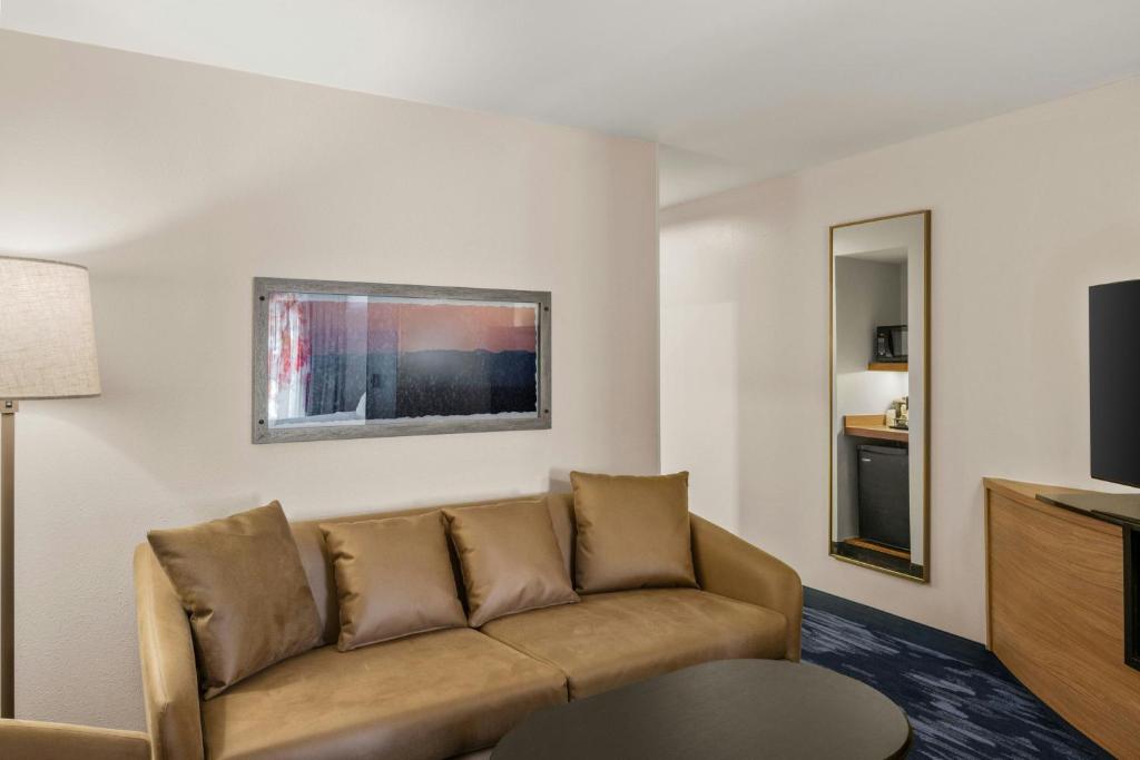 Fairfield Inn & Suites by Marriott New Buffalo - Tap to explore photos