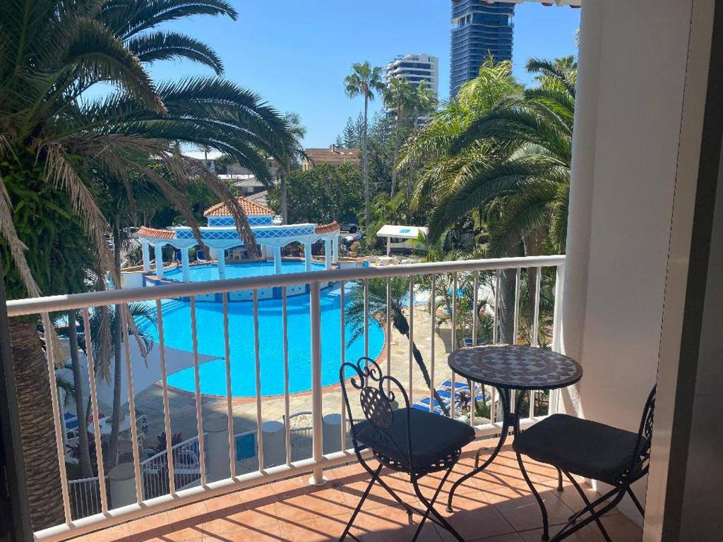 Broadbeach - Shop, Dine & Unwind - Tap to explore photos