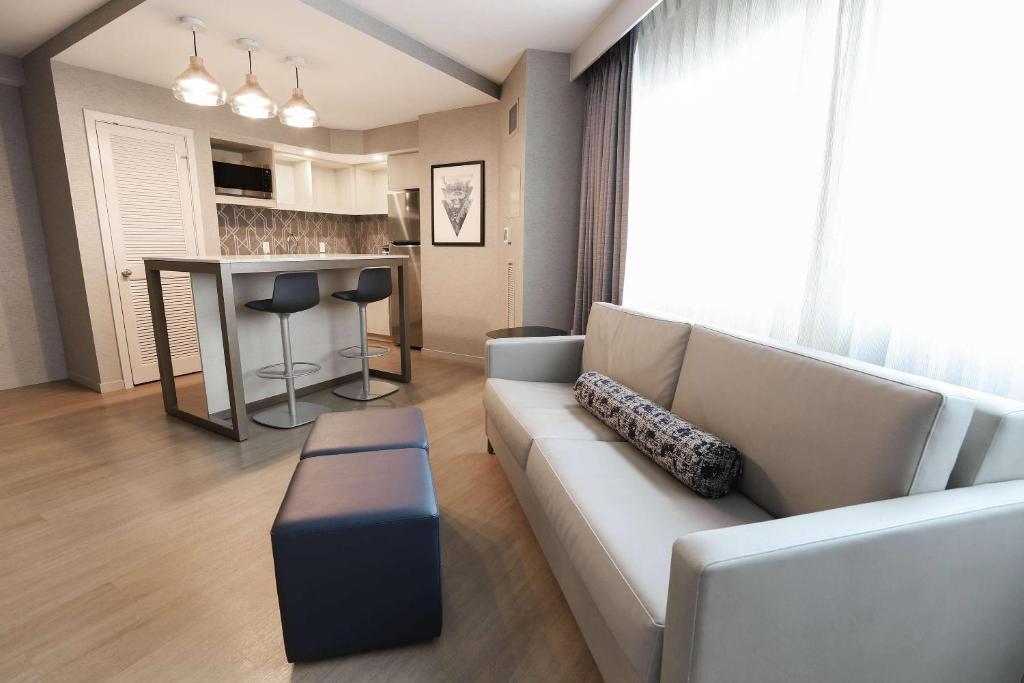 Radisson Plaza Hotel at Kalamazoo Center Room Type - 2 Queen Beds, 1 Bedroom Suite
