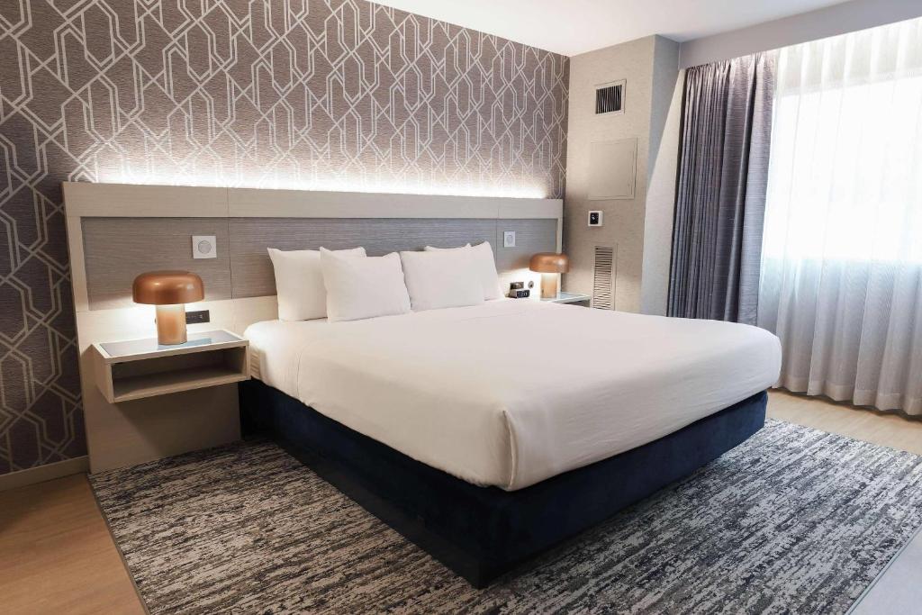 Radisson Plaza Hotel at Kalamazoo Center Room Type - Corner King Suite - Non-Smoking
