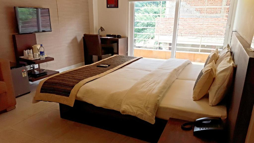 Двухместный (Двухместный номер Делюкс с 1 кроватью и балконом), Micasa Suites