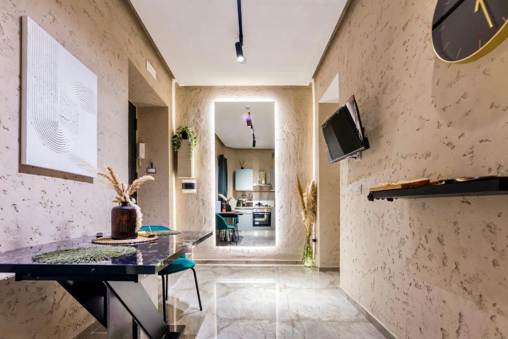 Falco Boutique Home - Jacuzzi In Camera - Tap to explore photos