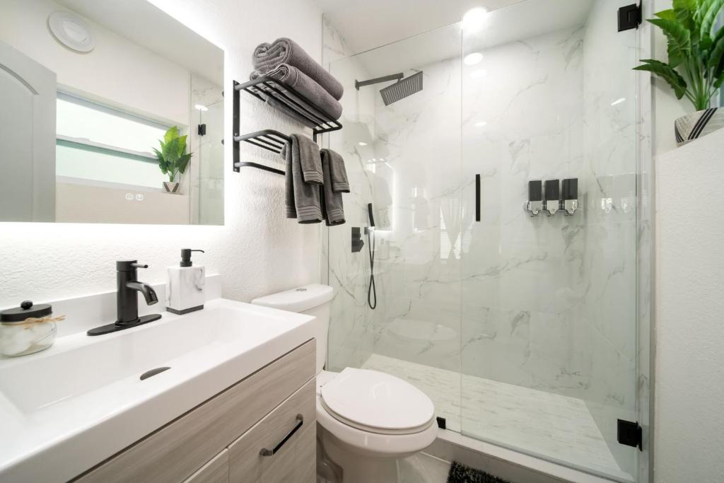 Modern Apt Near Las Olas Beach - Tap to explore photos