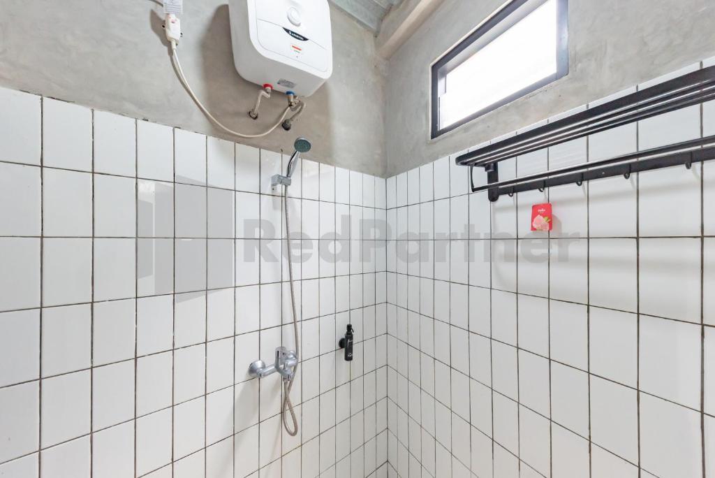Manta Living Bandung RedPartner Room Type - Standard Twin Room with Shared Bathroom