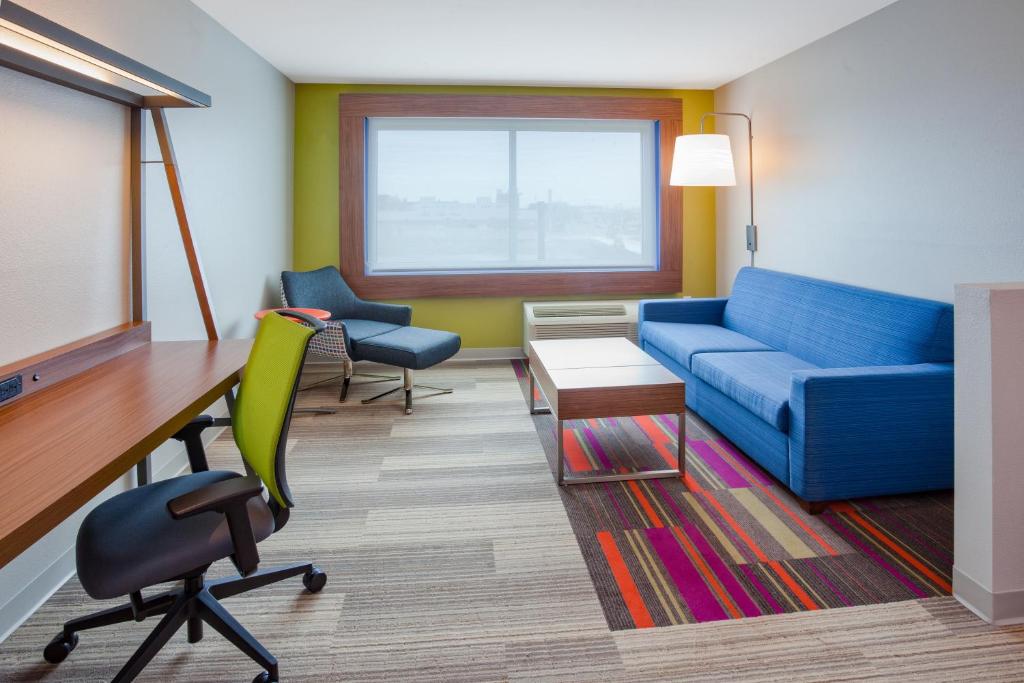 Holiday Inn Express and Suites Des Moines Downtown, an IHG Hotel photo 2