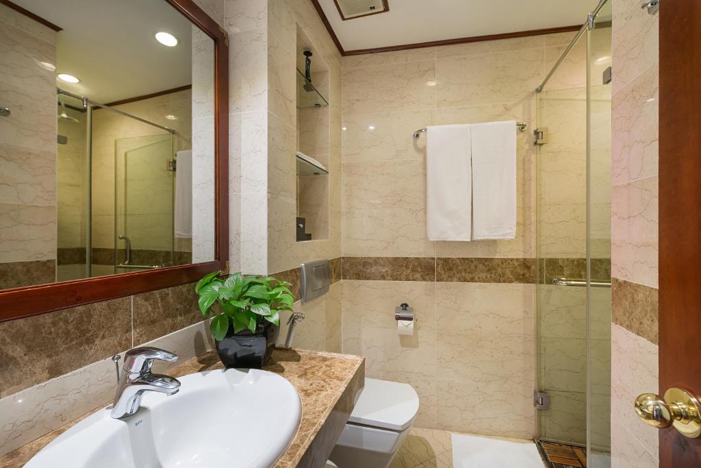 Трехместный (Family Room with Window and City View), Hanoi E Central Hotel