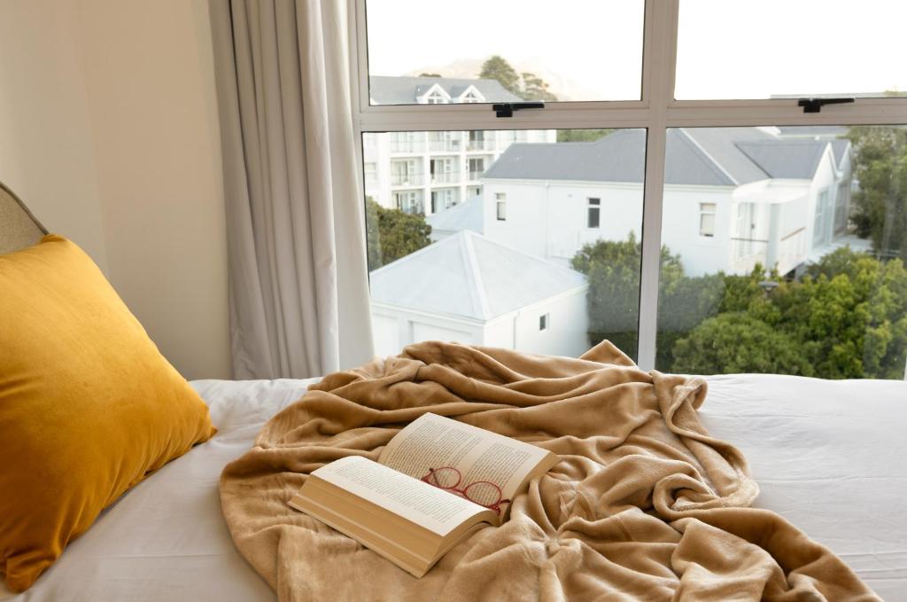 Four Peaks Duplex - 4 Sleeper with Mountain Views, Balcony and Pool in Hout Bay Beachfront - Tap to explore photos