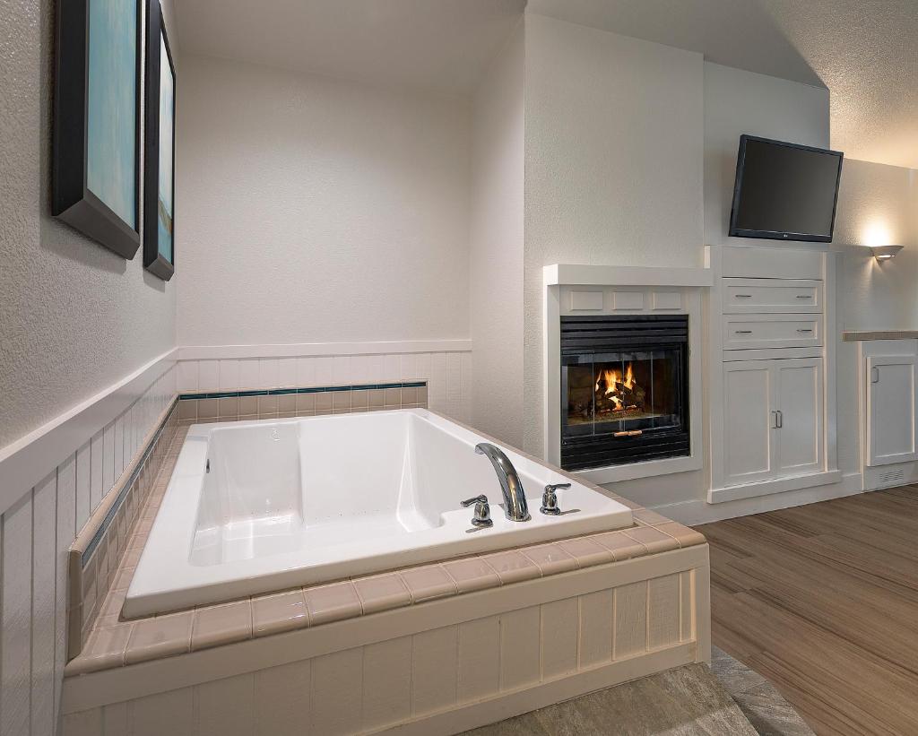 Cambria Landing Inn & Suites - Tap to explore photos