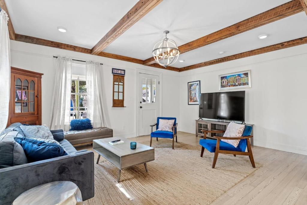 3BR pool home steps to Magazine Street - Tap to explore photos