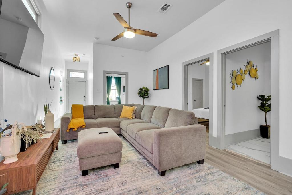 5BR Mid-City retreat w fenced yard & grill - Tap to explore photos