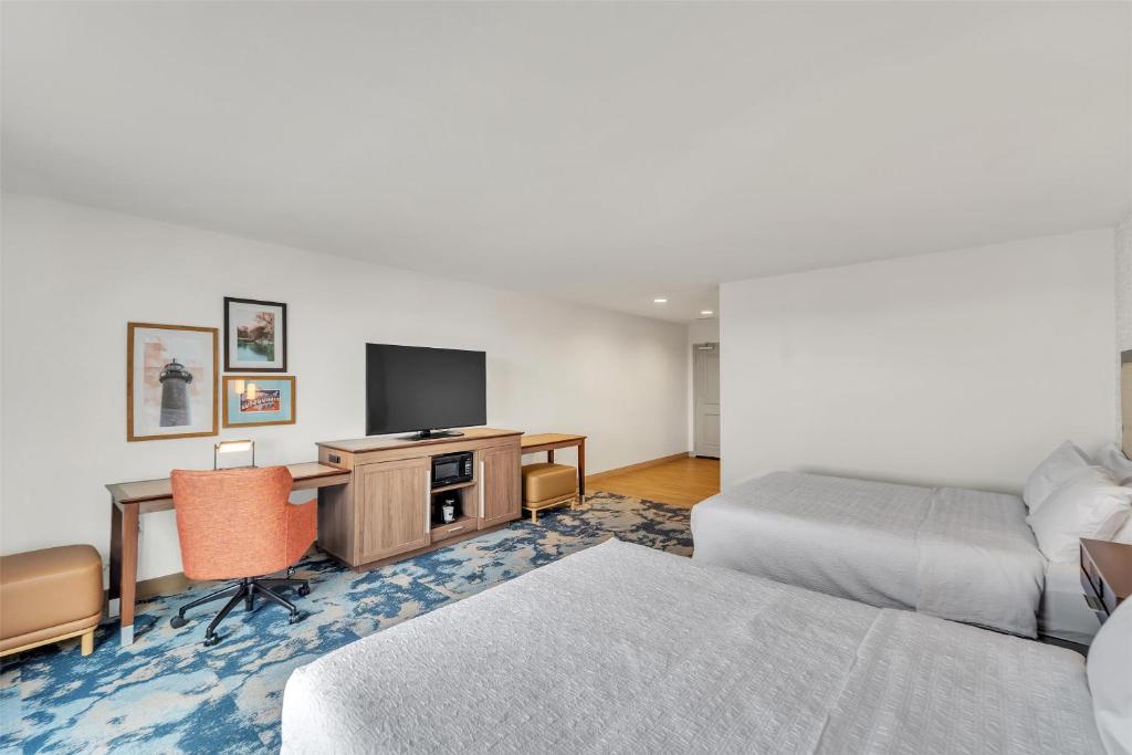 Hampton Inn & Suites by Hilton Kenosha - Tap to explore photos