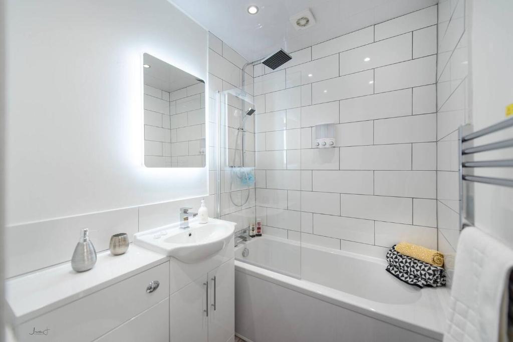 Liverpool Harrow Road Sleeps 6- Infinity Apartment - Tap to explore photos
