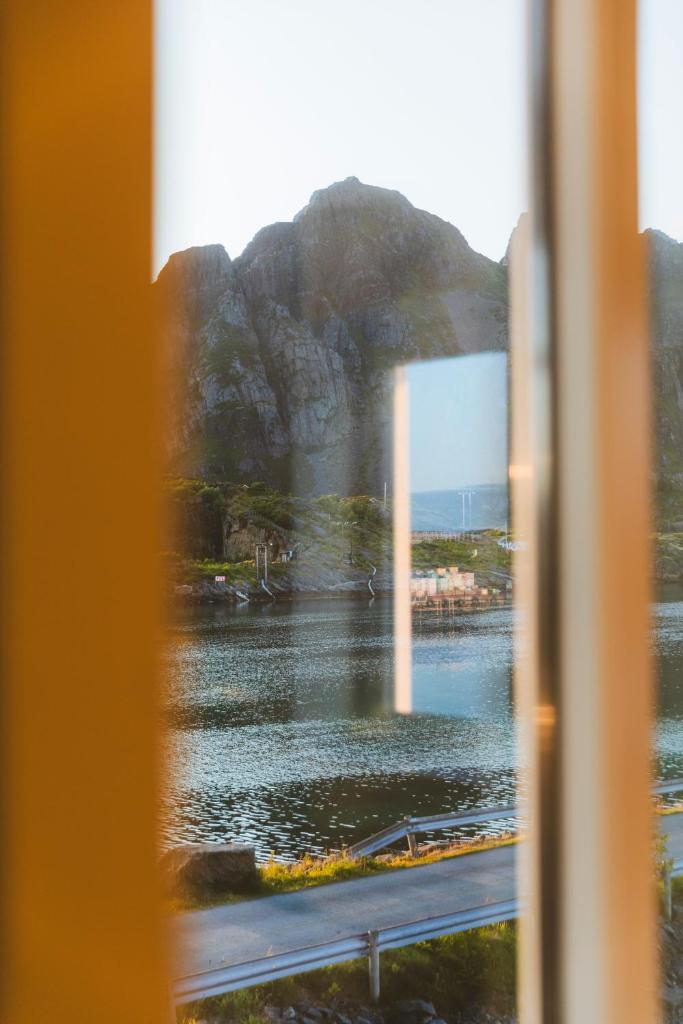 Skata Hotel Henningsvær - Tap to explore photos