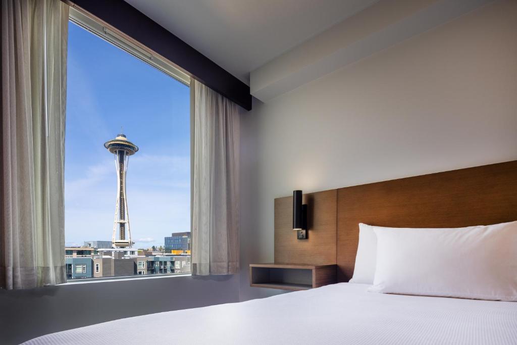 Hyatt Place Seattle Downtown Room Type - King Room with Sofa Bed and View