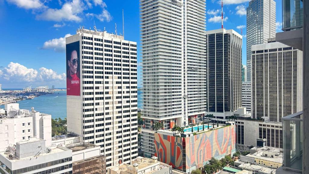 Rooms of Heart of downtown Miami Studio POOL & GYM