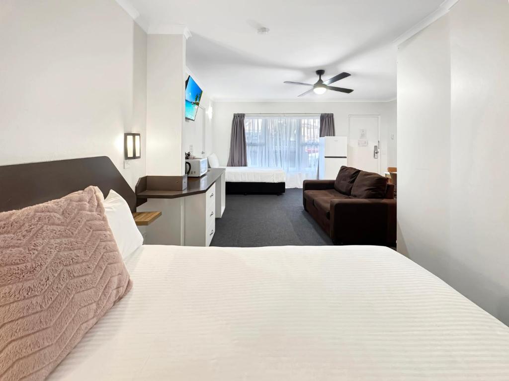 Golden Sands Motor Inn Forster - Tap to explore photos