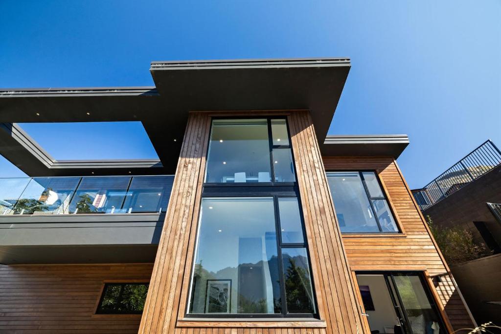 Frankton Retreat Modern 3BR with Lake Views