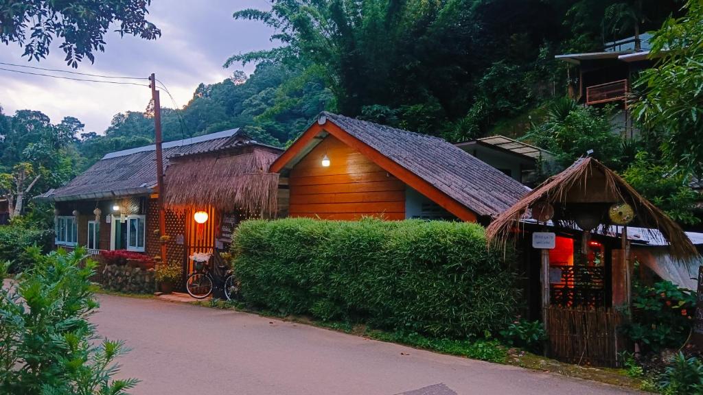 mae oui next to the water&แม่อุ๊ยที่พักติดน้ำ Room Type - Deluxe Double Room