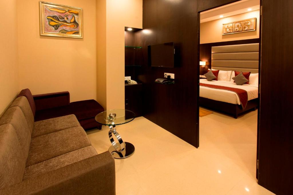 Сьюит (Suite - Complimentary fruit platter on arrival with 15% discount on Food & soft beverages and 10% discount on Travel desk & Laundry), Golden Tulip Saltlake Kolkata